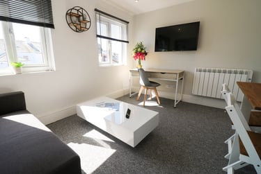 1 bed studio, Cheltenham Place, Mutley plain, Plymouth, PL47DZ - Image 1